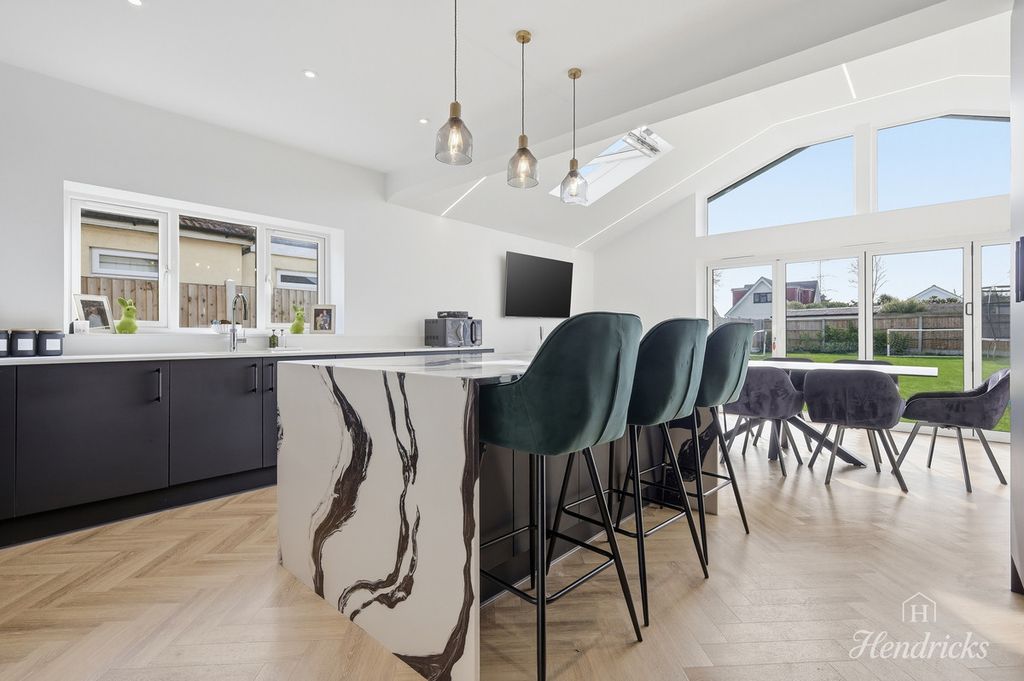 Property photo 2 of 33