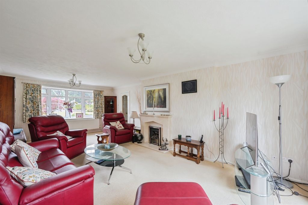 Property photo 3 of 15 Lounge:
