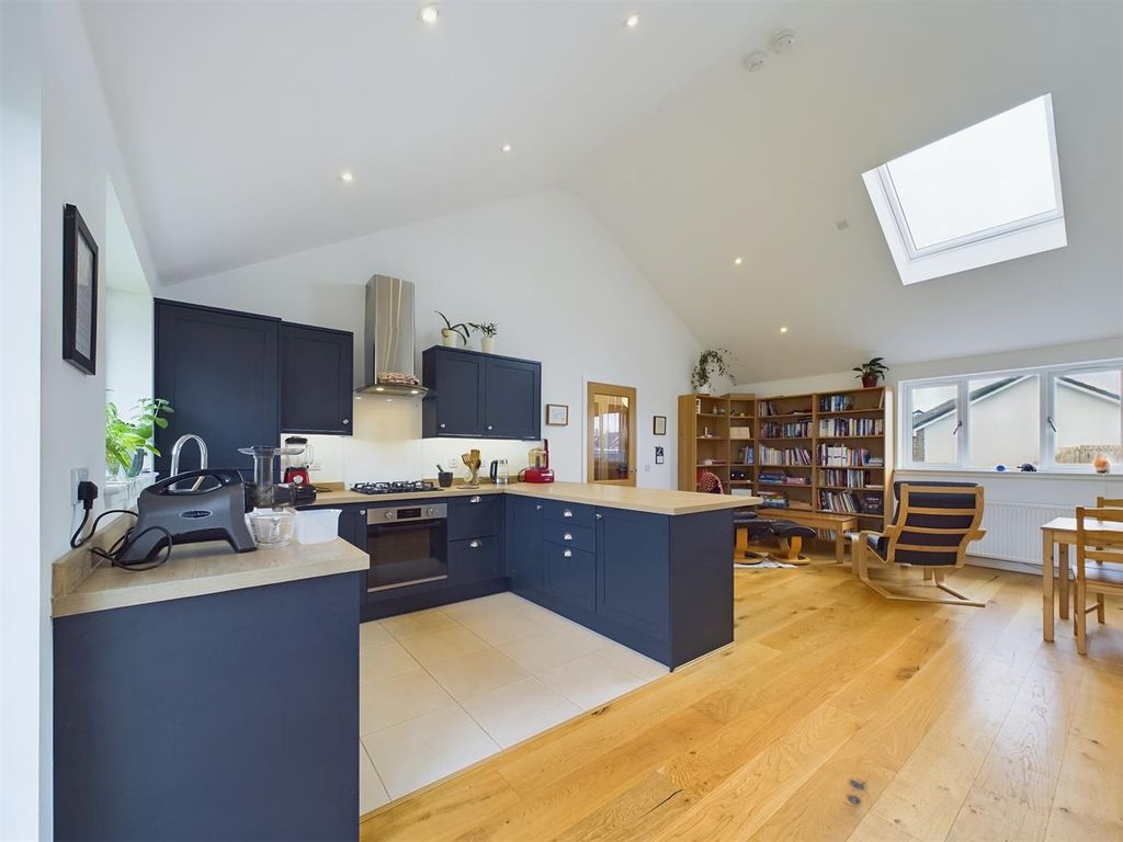 Property photo 2 of 16 Cam01486G0-Pr0545-Still004.Jpg