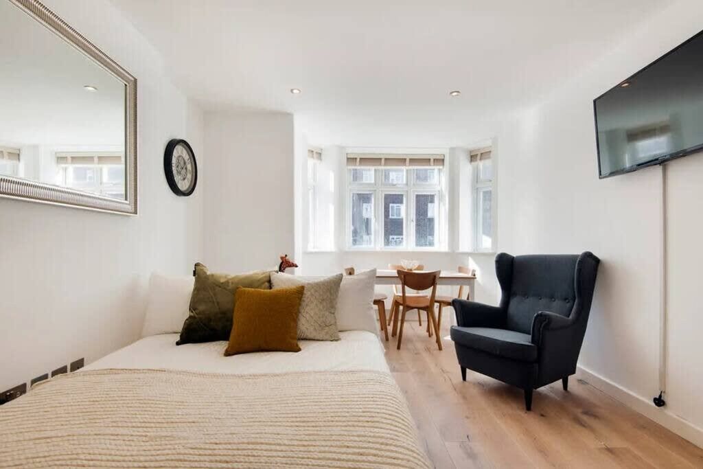 Property photo 1 of 12 Living Room