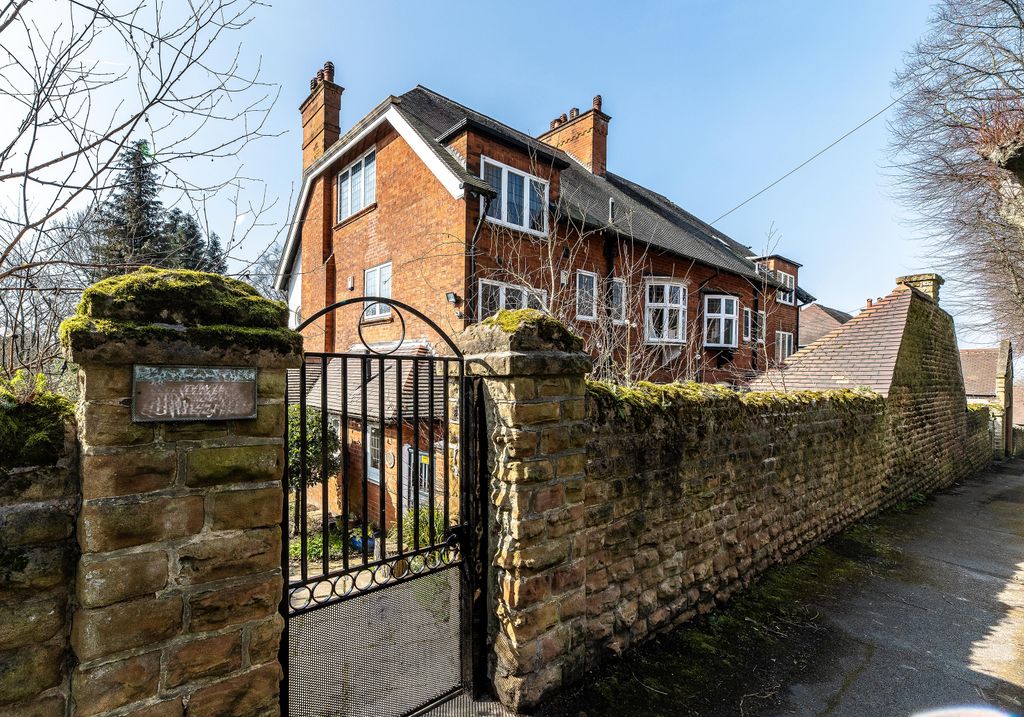 Property photo 1 of 25 34 Warwick Road 004 - Blurred