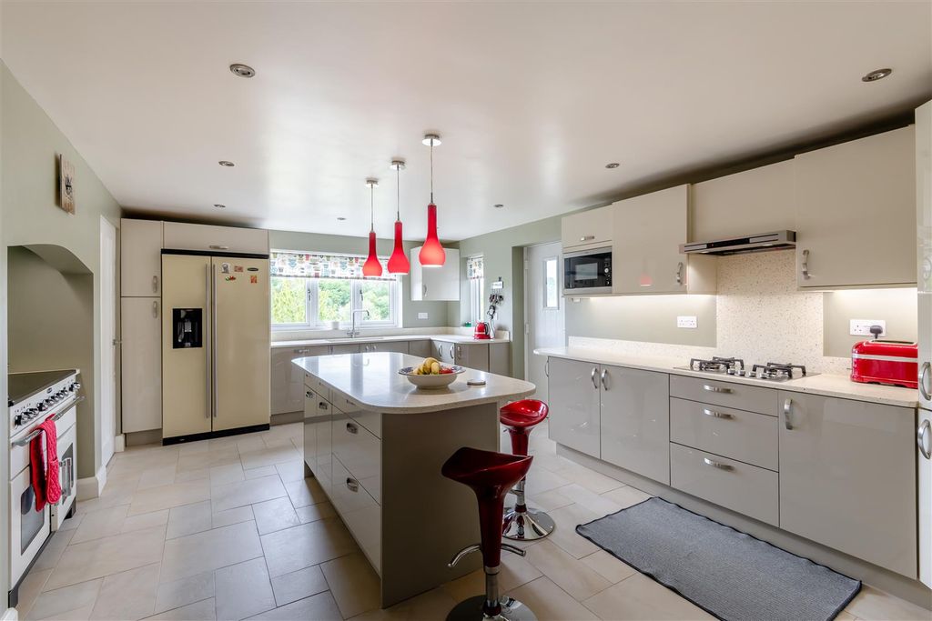 Property photo 2 of 18 8646194-Interior04.Jpg