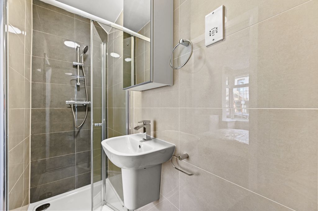 Property photo 2 of 12 Cs - 16 Yarmouth Road - Room 1 Ensuite3 (1)