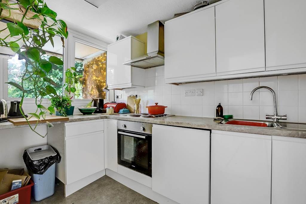 Property photo 3 of 13 11-d889Jhhgll - 38 Kitley Gardens - 25-Small