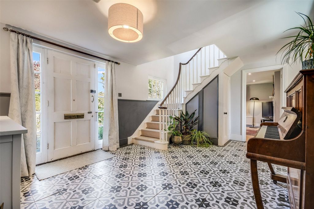 Property photo 3 of 21 Entrance Hall
