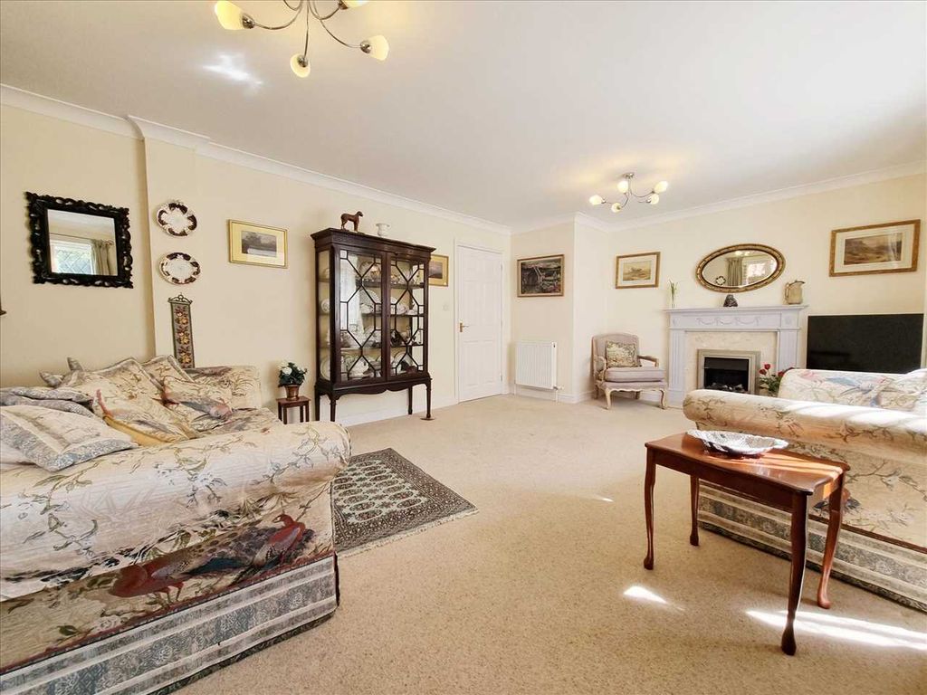 Property photo 3 of 15 Lounge: