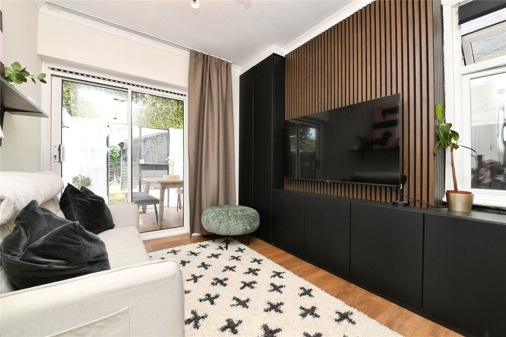 Property photo 2 of 15 Lounge