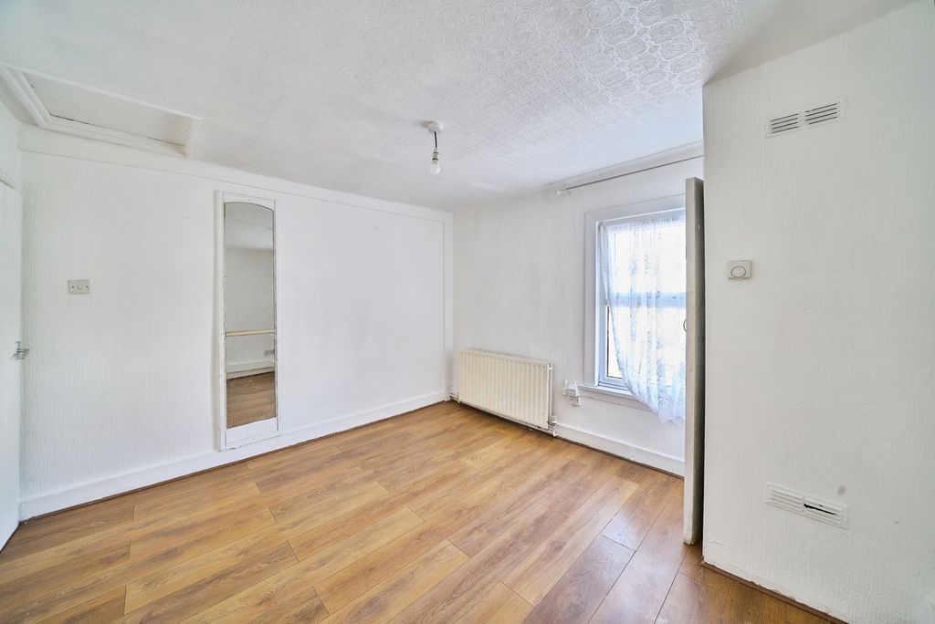 Property photo 3 of 17 Photo