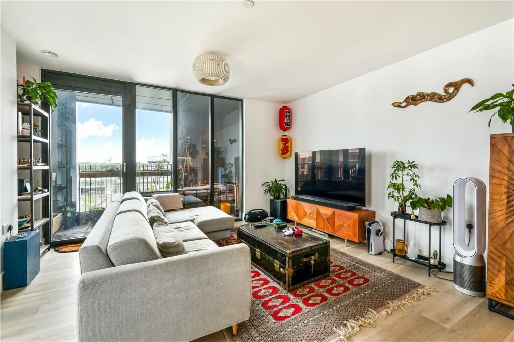 Property photo 2 of 12 Barley Lane, E15