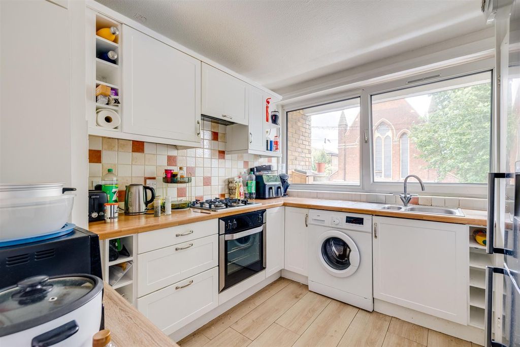 Property photo 3 of 7 St Peters Terrace 38-3.Jpg