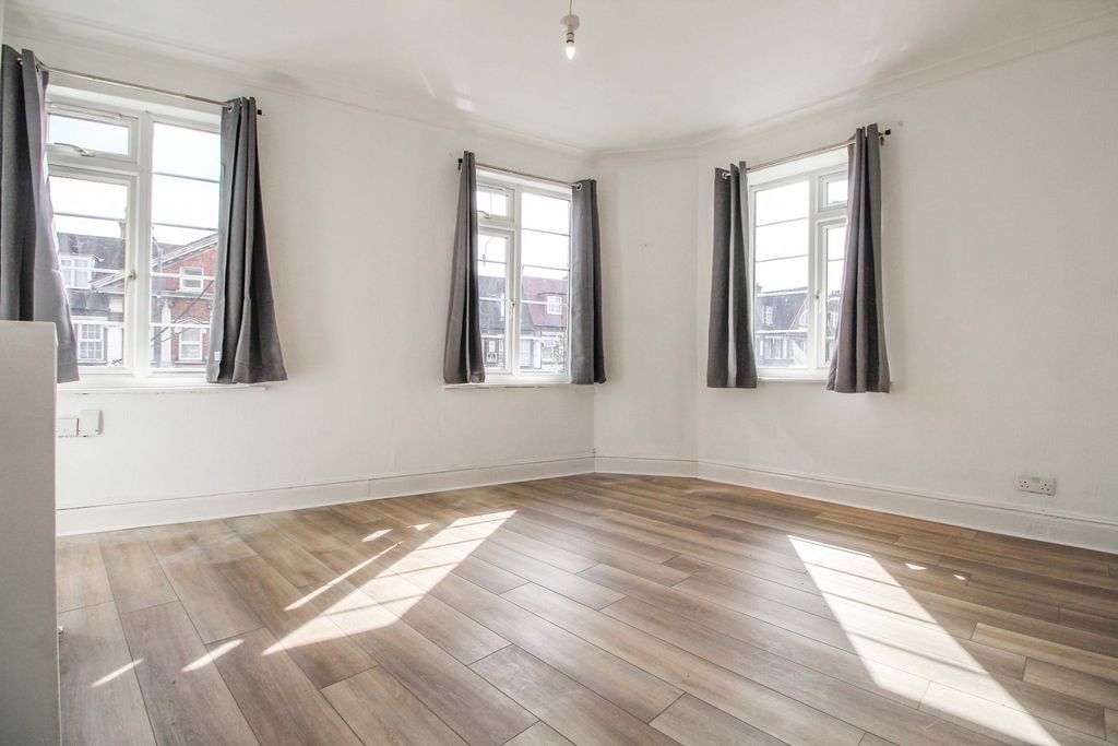 Property photo 1 of 15 Four Bedroom Flat To Rent Above A Shop