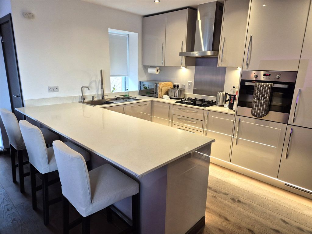 Additional image 4 of 2 bed flat for sale52 Queens Road, East Grinstead, West Sussex RH19