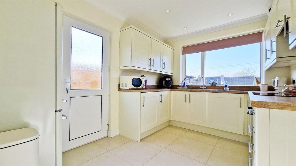 Property photo 2 of 21 Kitchen