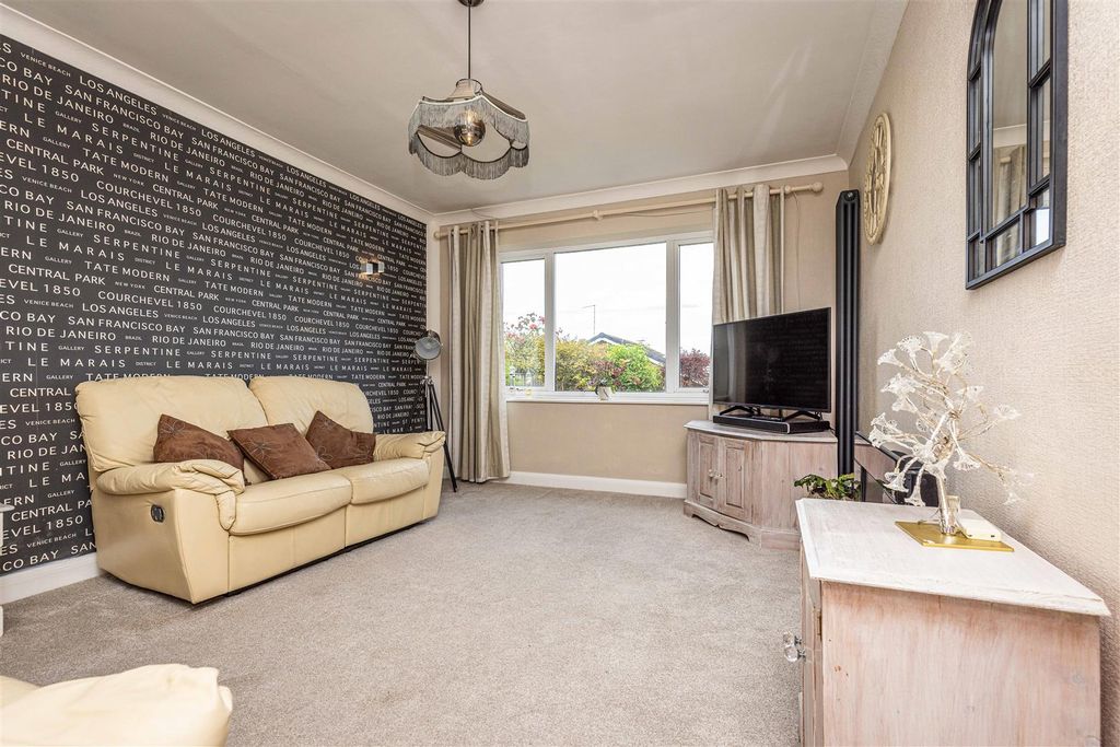 Property photo 3 of 19 13, Morton Gardens Radcliffe-On-Trent, Nottingham,