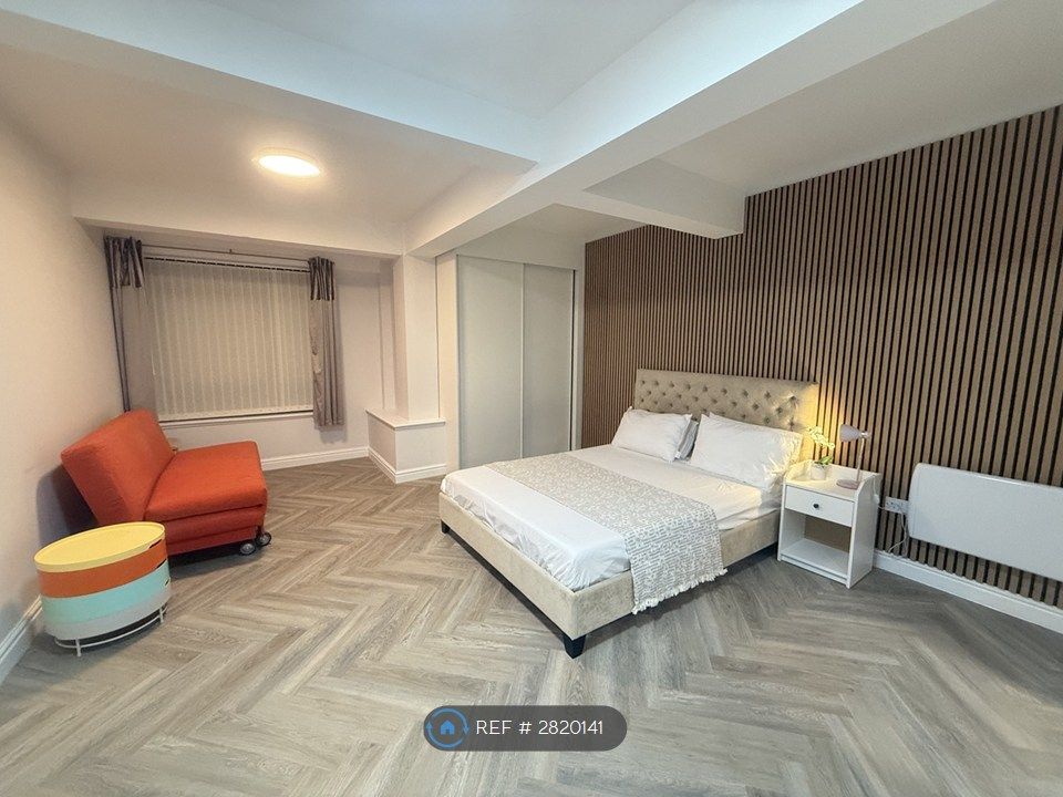 Property photo 1 of 10 Master Ensuite Bedroom1