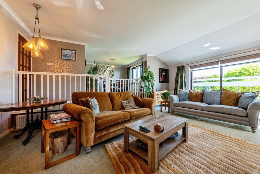 Property photo 3 of 25 Pbox-Img.Jpg