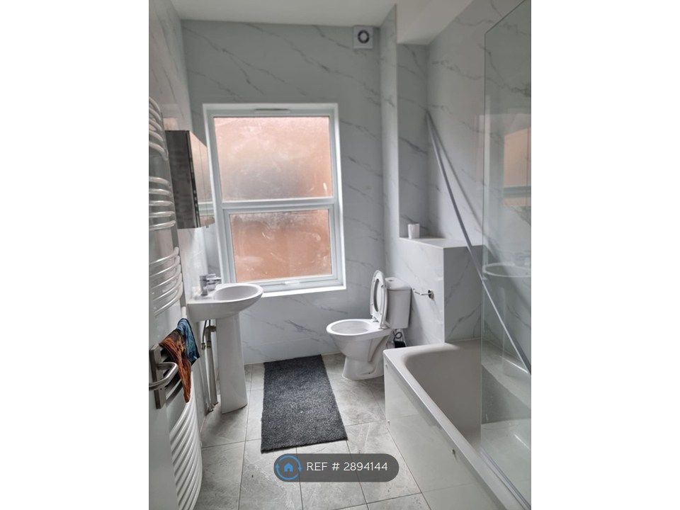 Property photo 2 of 7 Bathroom