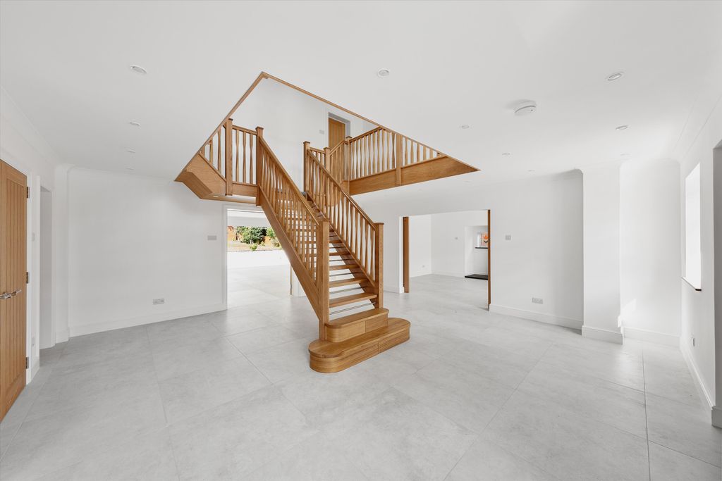 Property photo 3 of 34 Image