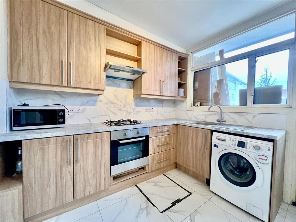 Property photo 1 of 10 Kitchen