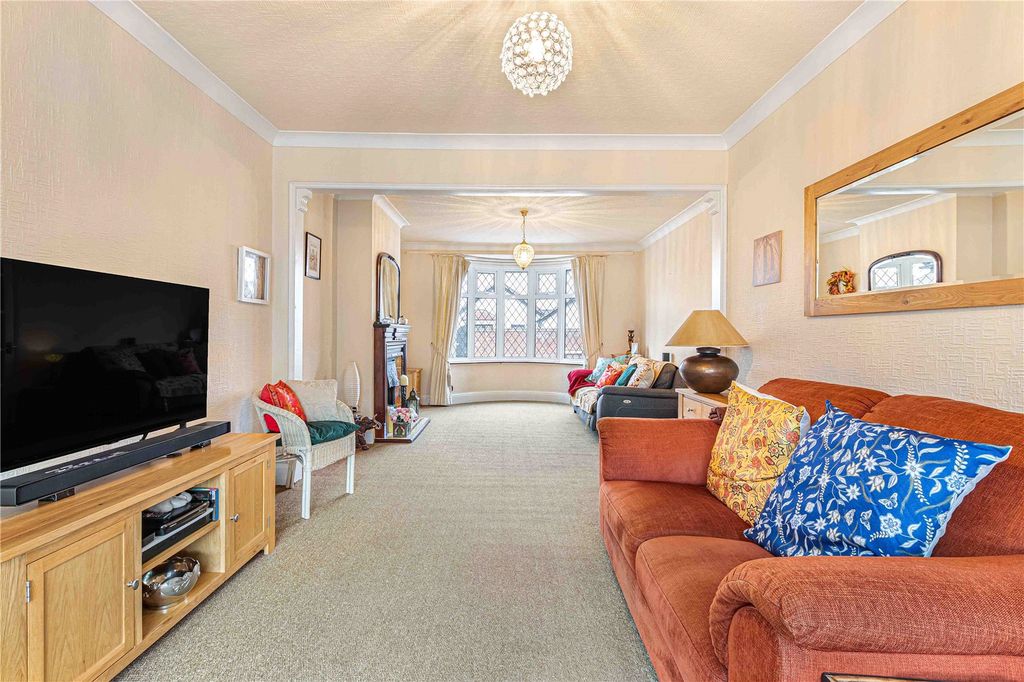Property photo 2 of 18 Through Lounge