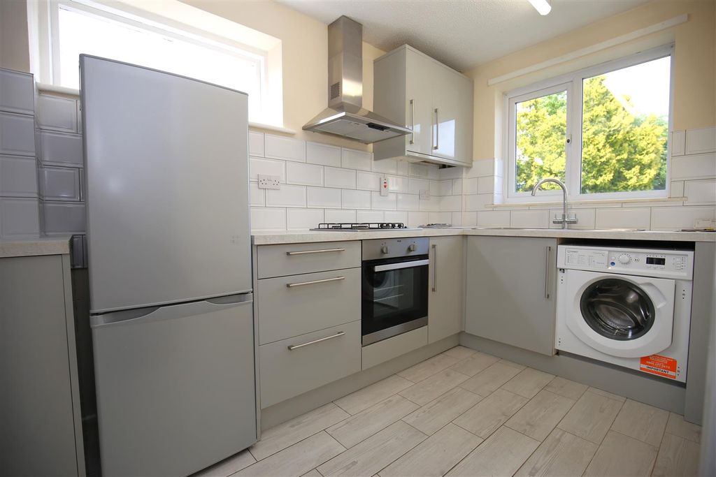 Property photo 2 of 11 Kitchen