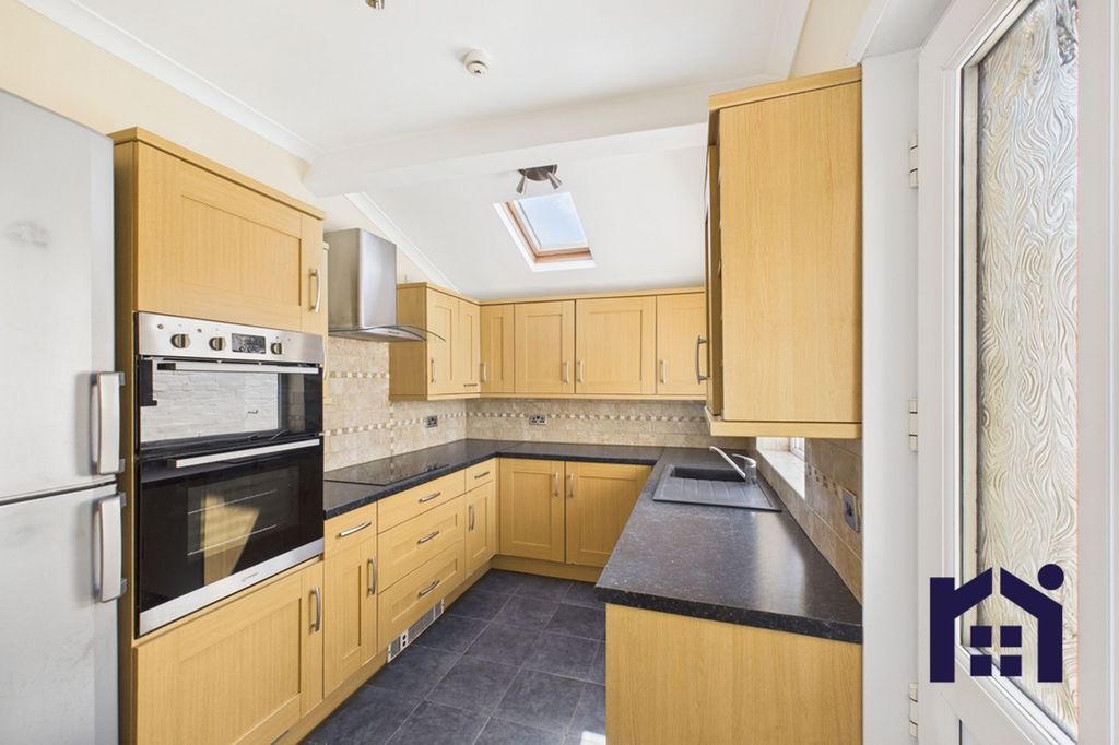 Property photo 3 of 20 Kitchen