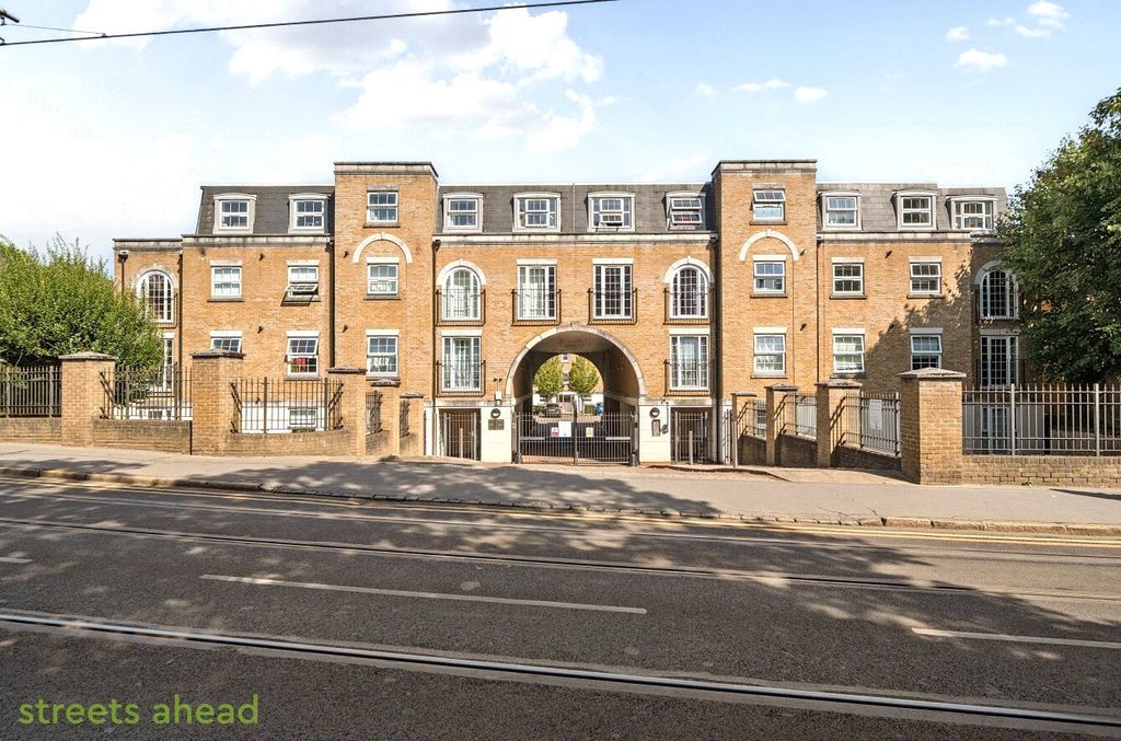 Property photo 2 of 17 52718051-1275-48d...