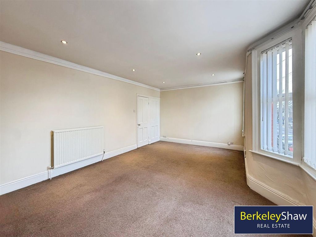 Property photo 3 of 12 Lounge