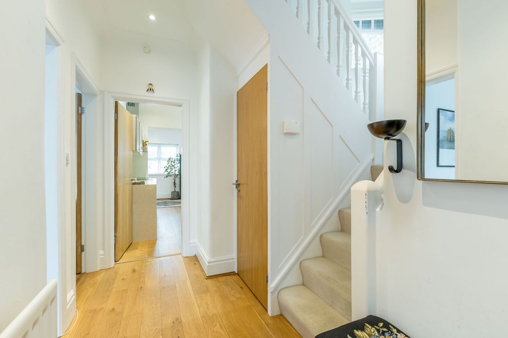 Property photo 3 of 26 Entrance Hall
