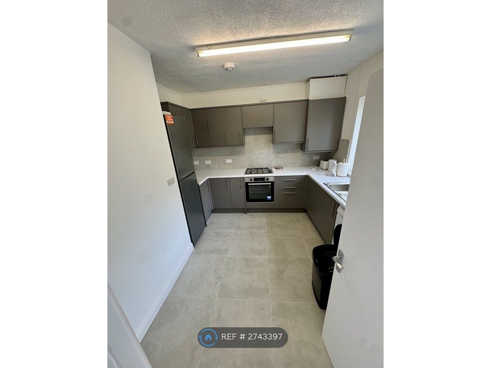 Property photo 2 of 7 Modern Refurbished Shared Kitchen
