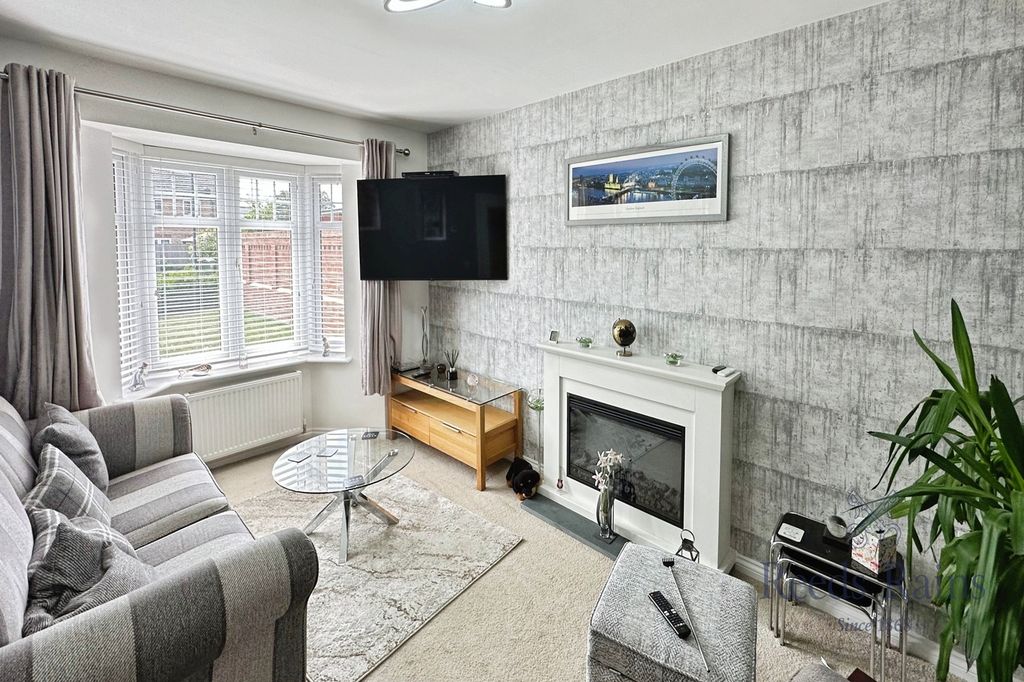 Property photo 2 of 17 Lounge