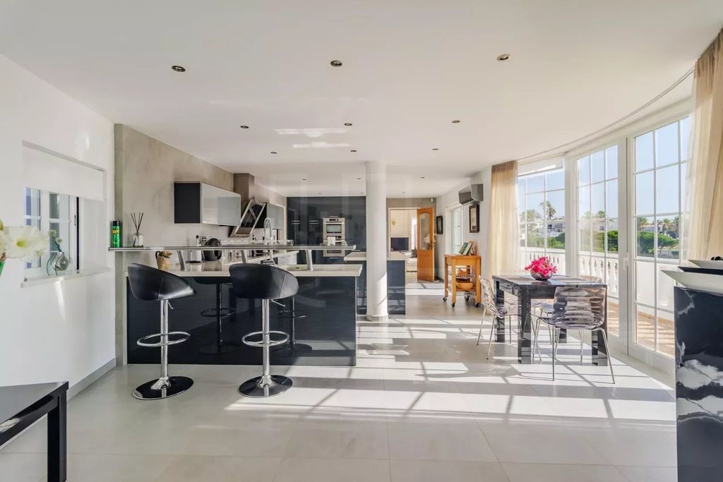 Property photo 3 of 53