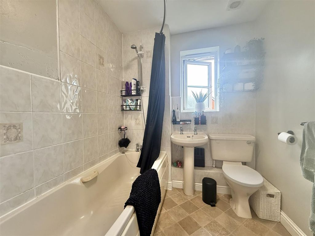 Property photo 3 of 11 Bathroom