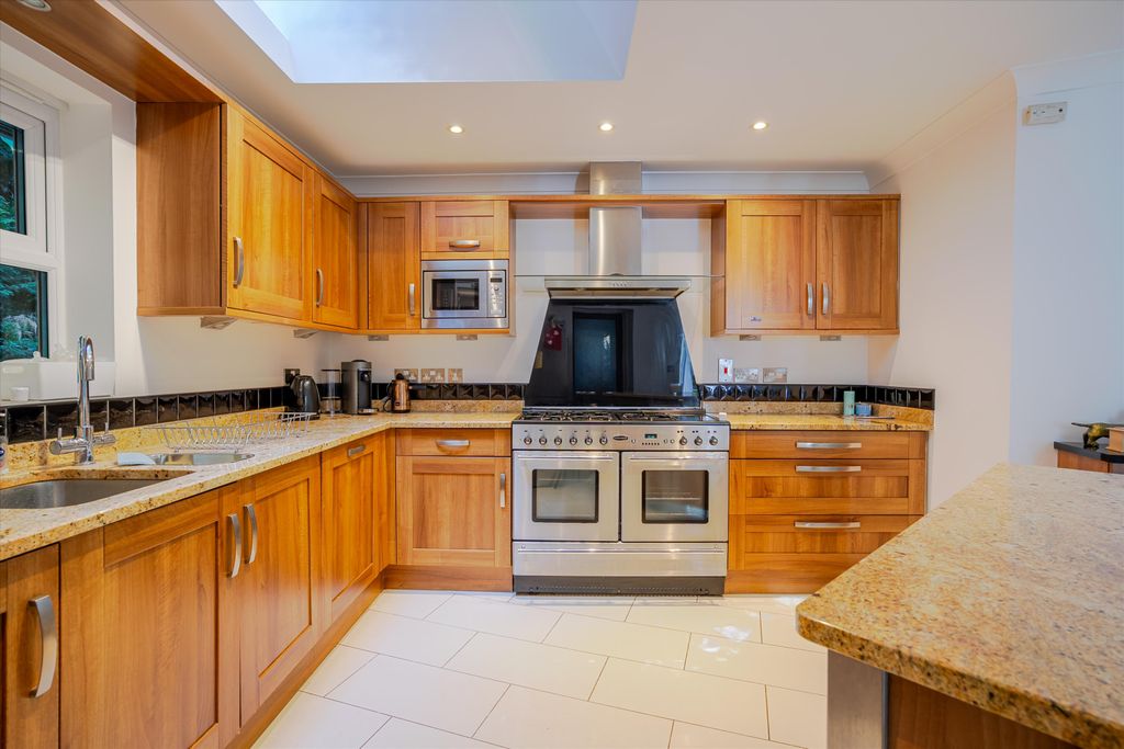 Property photo 2 of 19 Image