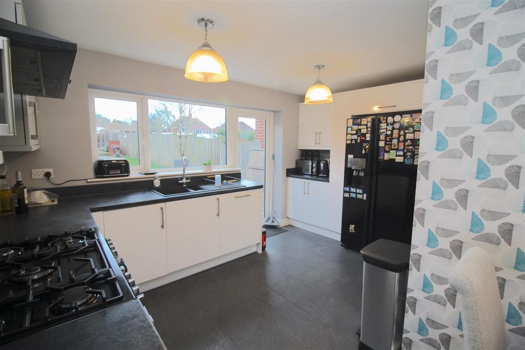 Property photo 3 of 17 Kitchen