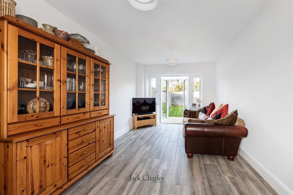 Property photo 2 of 17 5 Fairfield Close, Tn11 0Fy 004.Jpg