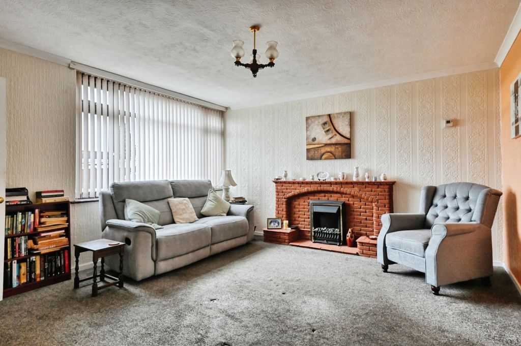 Property photo 3 of 13 Lounge