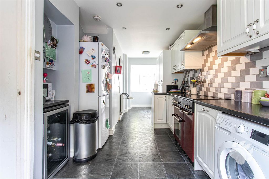 Property photo 3 of 19 Kitchen