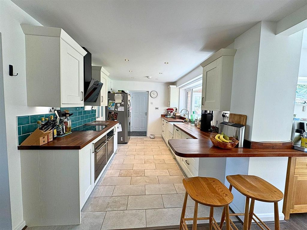 Property photo 2 of 31 Kitchen