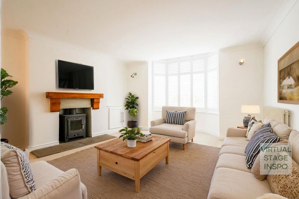 Property photo 3 of 29 Spacious Lounge