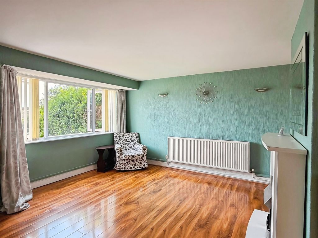 2 bed flat for saleCaradoc Close, Caerleon, Newport NP18 photo 4
