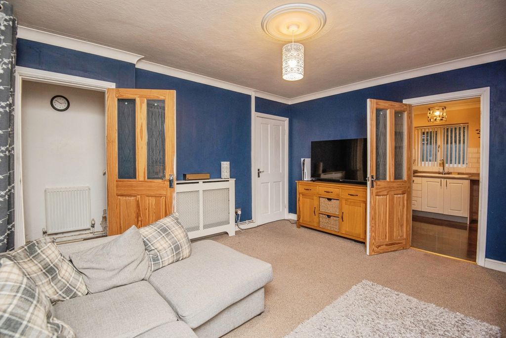 Property photo 3 of 17 Lounge