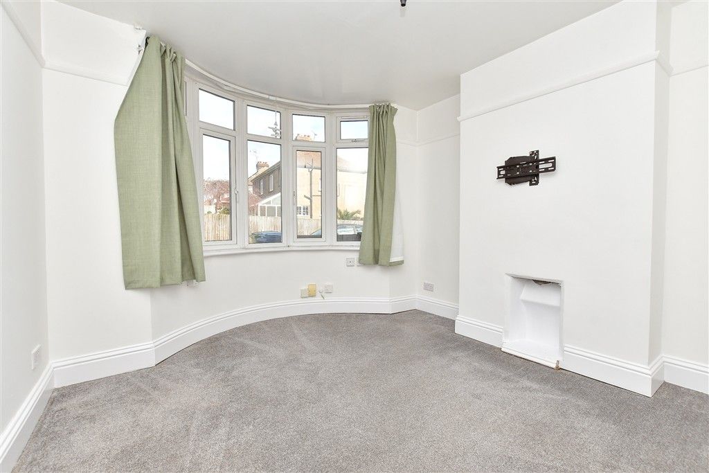 Property photo 3 of 10 Lounge