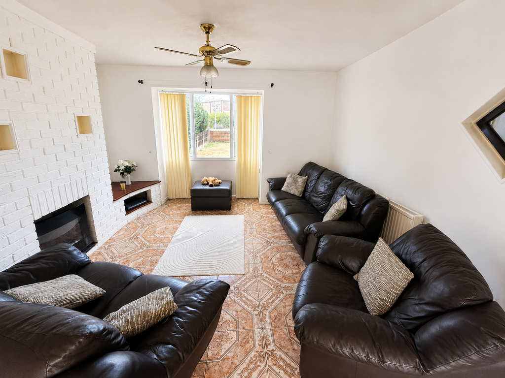 Property photo 3 of 16 Lounge