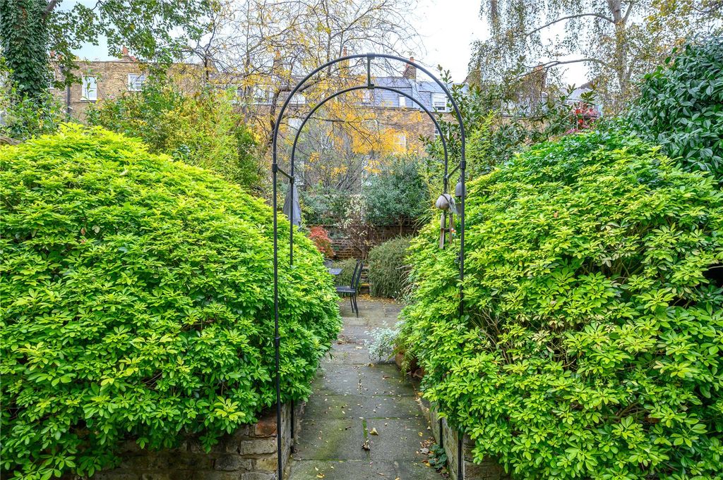 Property photo 3 of 14 Garden