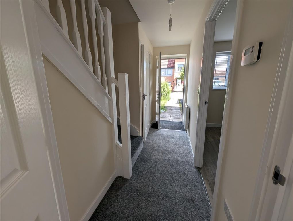 Property photo 2 of 11 Entrance Hall
