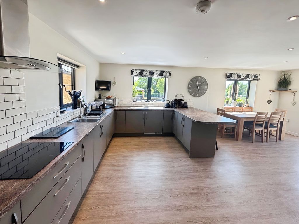 Property photo 3 of 39