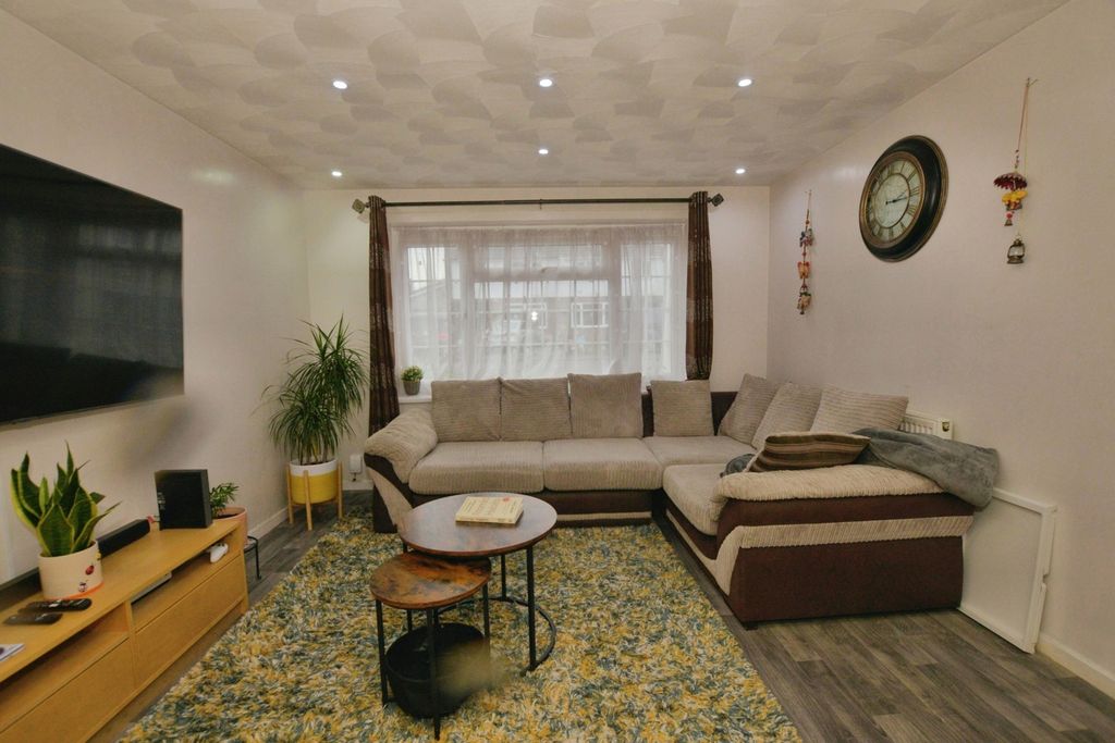 Property photo 2 of 17 Lounge