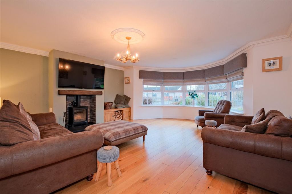 Property photo 2 of 32 Lounge