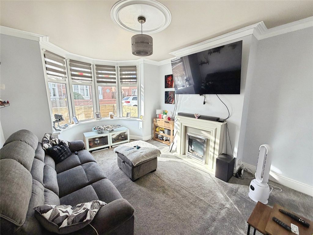 Property photo 3 of 16 Lounge